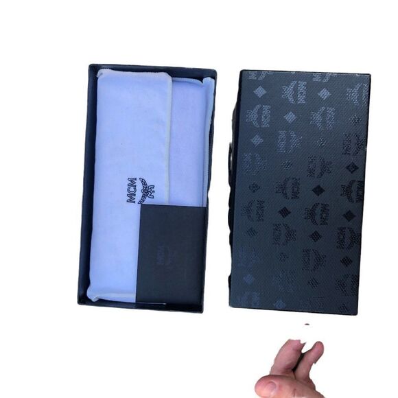 Red MCM Wallet With Removable Strap - Picture 14 of 16